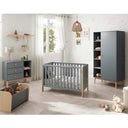 Cuna infantil de madera en verde kaki y natural, con barrotes rectos, patas de madera clara y somier regulable.