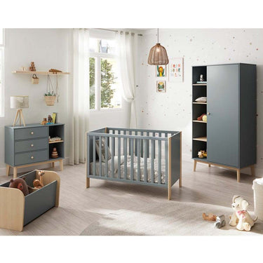 Cuna infantil de madera en verde kaki y natural, con barrotes rectos, patas de madera clara y somier regulable.