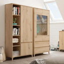 Estantería con puertas de madera clara, con vetas visibles, cinco huecos abiertos y dos puertas lisas de tirador integrado.