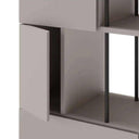 Estantería BOX con 5 puertas y patas de metal negro en salón minimalista