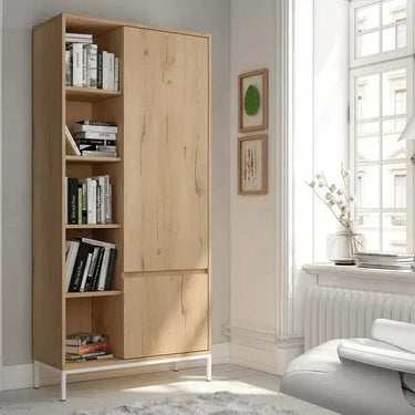 Estantería con puertas LECCE de madera efecto roble, con estantes abiertos, dos puertas lisas y patas metálicas blancas.