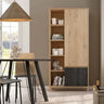 Estantería con puertas de madera efecto roble claro y panel inferior gris oscuro, con baldas abiertas y tirador uñero.