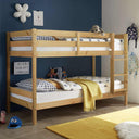Litera infantil de madera maciza en tono natural, con dos camas superpuestas, barandillas y escalera lateral.