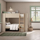 Litera juvenil Verona en melamina beige de líneas lisas, con dos camas superpuestas y escalera frontal de peldaños.