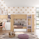 Litera juvenil de melamina con estructura en tono madera natural y escalera lateral rosa, con cama superior protegida y cajón inferior.