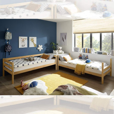 Litera infantil convertible en dos camas individuales de madera clara, acabado natural y escalera lateral integrada.