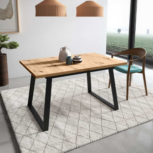 Mesa de comedor extensible ALESSANDRA con diseño moderno y estructura metálica robusta.