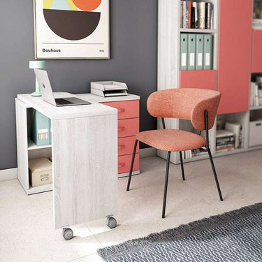 Mesa de estudio blanca con acabado efecto madera y diseño compacto, sobre giratorio con ruedas y módulo de cajones coral.