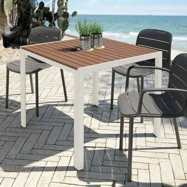 Mesa de exterior MAREA con estructura metálica y sobre de lamas WPC efecto madera
