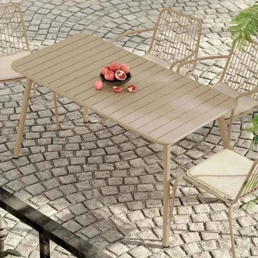 Mesa de exterior Ululono con diseño minimalista y estructura metálica resistente