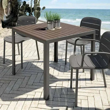 Mesa de exterior MAREA con estructura metálica y sobre de lamas WPC efecto madera en terraza