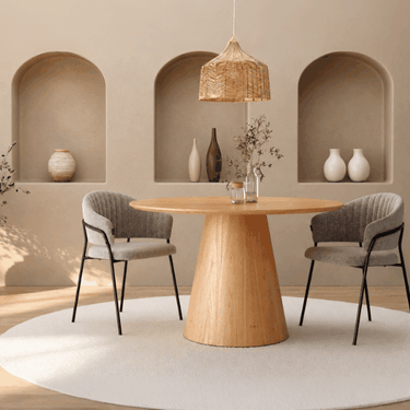 Mesa de comedor redonda BIMAN de madera natural con pata central amplia, diseño minimalista y diámetro de 120 cm.