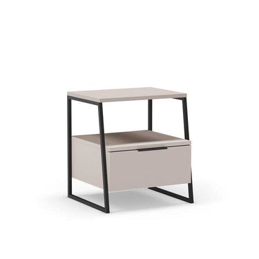 Mesita de noche Ailev Perla con un cajón y patas negras en dormitorio minimalista