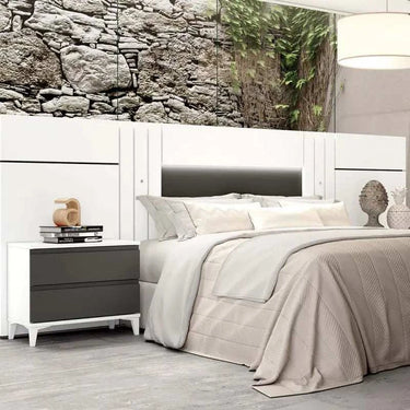 Mesita de noche LUCCA con 2 cajones y tirador en forma de J, diseño moderno y acabado melamínico resistente.