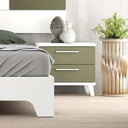 Mesita de noche LUCCA de diseño moderno con dos cajones y tiradores visibles, fabricada en tableros naturales con acabado melamínico.