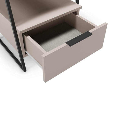 Mesita de noche perla Ailev con un cajón y patas negras en dormitorio minimalista