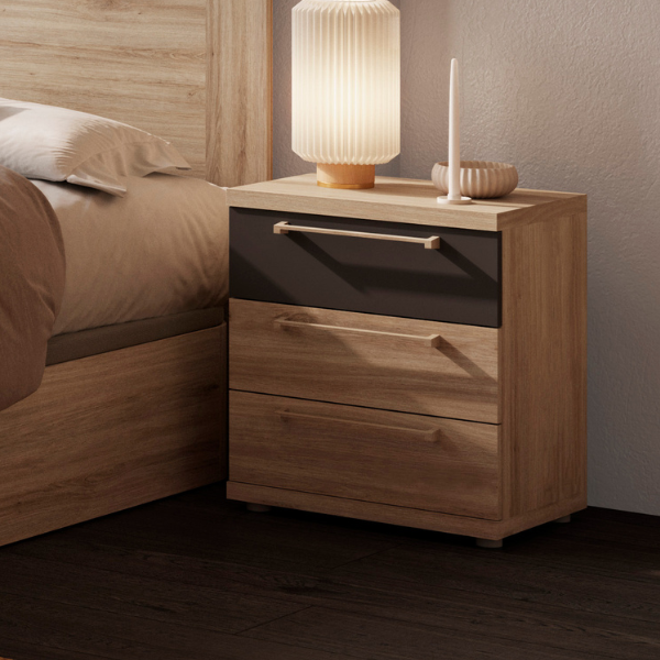 Mesita de noche Génova con tres cajones y diseño personalizable para dormitorio moderno