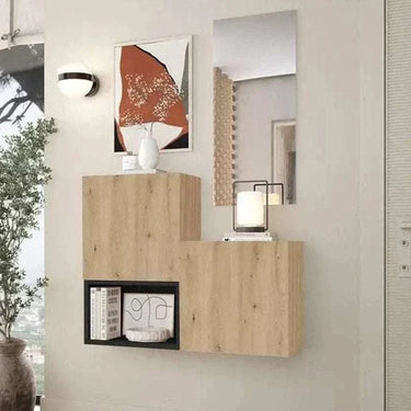 Mueble Recibidor de madera clara con módulos geométricos, dos puertas cerradas, cubo abierto negro y espejo rectangular.