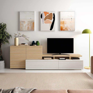 Mueble salón de tres módulos en tonos madera clara y blanco, con armario alto, puertas lisas y espacio para televisor.
