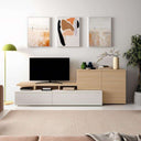Mueble salón de melamina en tonos madera clara y blanco, con mueble bajo para TV y módulo alto con puertas lisas.