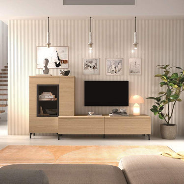 Mueble salón de melamina en tono madera clara, con vitrina de puerta acristalada y mueble bajo de líneas rectas.