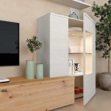 Mueble salón de melamina en tonos madera clara y blanco, con bajo de dos puertas y vitrina iluminada con estantes abiertos.
