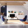 Mueble salón de melamina blanca y madera clara, con módulo bajo para TV de puertas y cajón y vitrina doble.