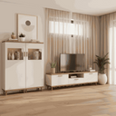 Mueble salón con vitrina de puertas blancas y módulo de TV con cajón, acabado claro y tiradores discretos.