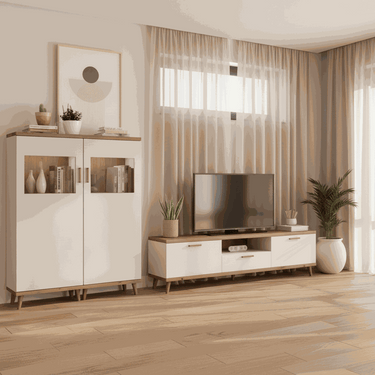 Mueble salón con vitrina de puertas blancas y módulo de TV con cajón, acabado claro y tiradores discretos.