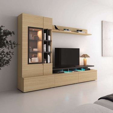 Mueble salón modular en acabado roble claro, con vitrina de cristal, estantes abiertos y mueble bajo para TV.