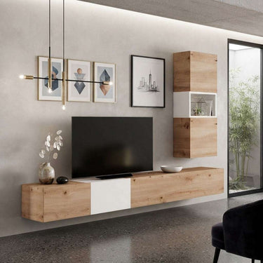 Mueble salón modular de madera en tonos roble y blanco, con mueble bajo flotante y módulo alto con nicho abierto.