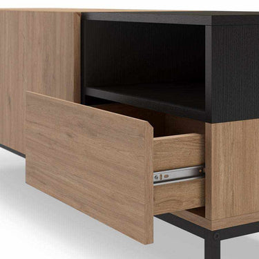 Mueble TV Cailin roble con 3 puertas y hueco abierto en salón moderno