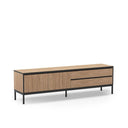 Mueble TV in warm oak-effect melamine, with two cabinet doors, two drawers and slim black metal legs.