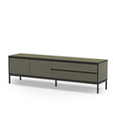 Mueble TV largo de acabado madera gris verdoso, con dos puertas, dos cajones y patas metálicas negras.
