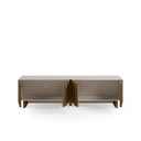 Mueble tv bajo de diseño minimalista en color crema con puertas de roble oscuro y frentes de líneas verticales texturizadas.