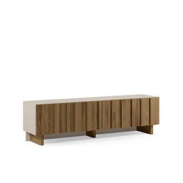 Mueble tv minimalista en roble oscuro con estructura crema, frentes de líneas verticales y diseño bajo y alargado.