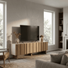 Mueble tv con acabado en roble natural y estructura blanca, con puertas de líneas verticales que aportan textura y diseño minimalista.