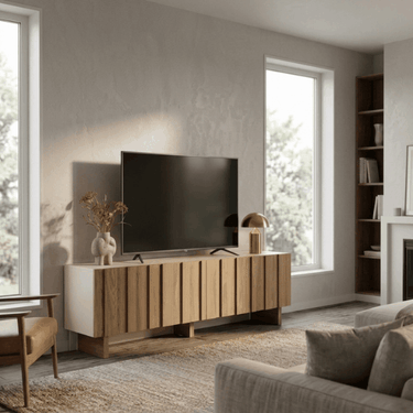 Mueble tv con acabado en roble natural y estructura blanca, con puertas de líneas verticales que aportan textura y diseño minimalista.