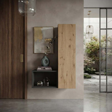 Recibidor de melamina en tonos madera natural y negro, con puerta vertical y módulo abierto de líneas rectas.