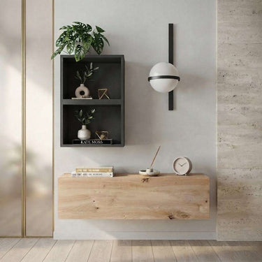 Recibidor de madera clara con frente liso y veta natural, acompañado de un cubo abierto negro de dos baldas.