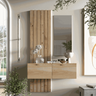 Recibidor de madera en tono roble claro, con panel trasero de listones verticales, dos puertas y espejo rectangular.