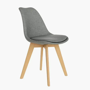Silla de comedor Silla AMSTERDAM con tapizado gris texturizado, asiento acolchado y patas de madera clara.
