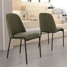 Silla de comedor tapizada en verde oliva, con asiento y respaldo mullidos de tejido texturizado y patas metálicas negras.