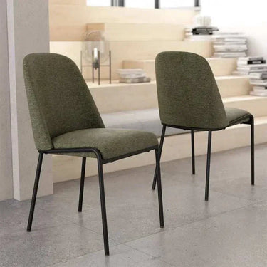 Silla de comedor tapizada en verde oliva, con asiento y respaldo mullidos de tejido texturizado y patas metálicas negras.