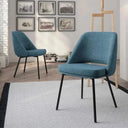 Silla de comedor azul con asiento y respaldo tapizados en tela texturizada, patas metálicas negras y respaldo envolvente.