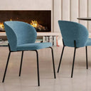 Silla de comedor BERGEN azul con tapizado texturizado en asiento y respaldo curvo, patas de hierro negro.