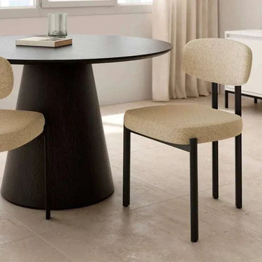 Silla de comedor Silla DURBAN con tapizado beige texturizado en asiento y respaldo, y patas de metal negro.