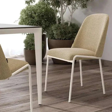 Pack de 4 sillas de comedor CALGARI tapizadas con patas negras y chasis de hierro pintado, diseño moderno nórdico en varios colores.