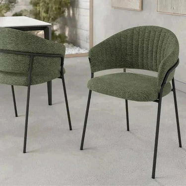 Silla de comedor tapizada en color verde con respaldo curvado de líneas finas y patas metálicas negras.