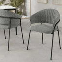 Silla de comedor tapizada en color gris con respaldo curvado de líneas finas y patas metálicas negras.